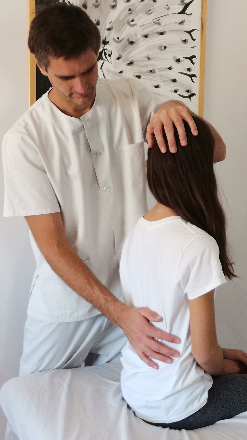 tratamiento-escoliosis-en-adolescentes-con-osteopatia